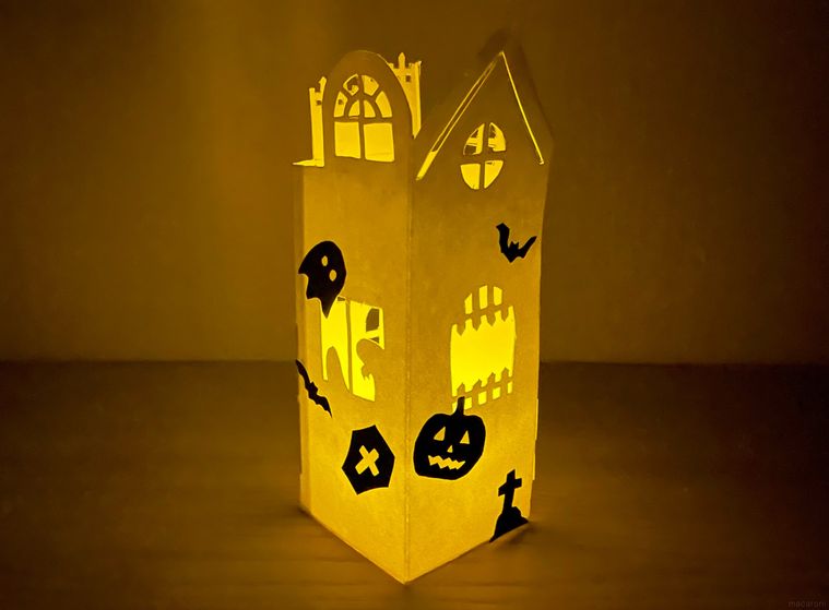 牛乳パック製ハロウィンランタンに灯りをともした写真