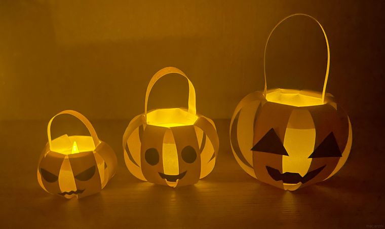 3つに並んだかぼちゃランタンに灯りをともした写真
