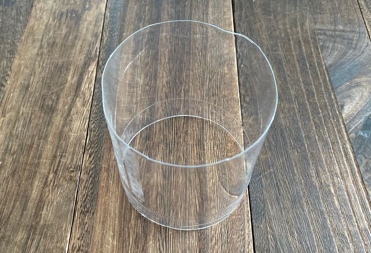 カットしたペットボトル