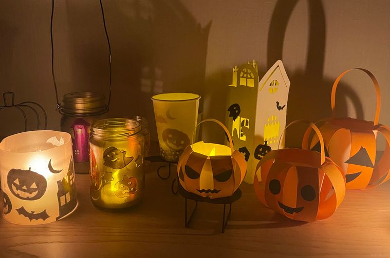 手作りのハロウィンランタンをたくさん並べた写真