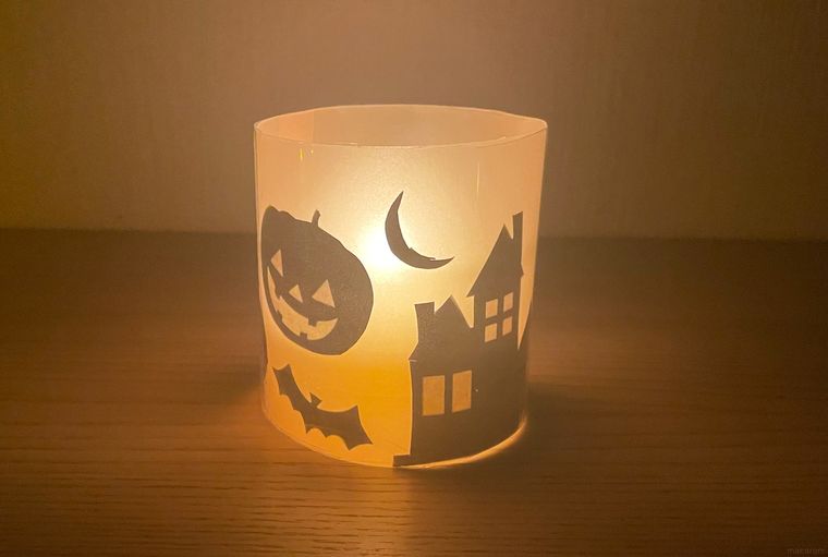 ペットボトルで作ったランタンに灯りをともしている