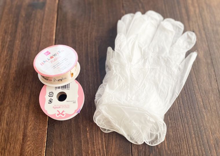 使い捨ての透明手袋とリボン