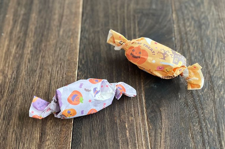 折り紙でアメをキャンディ型にラッピングした写真