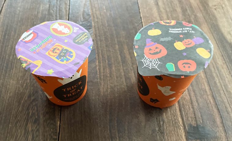 ハロウィン風に仕上げた蓋付き紙コップラッピング