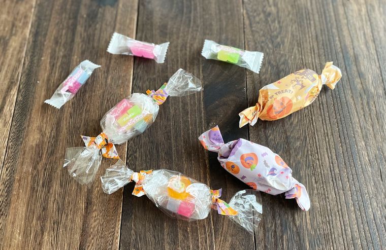 アメをハロウィン風にラッピングした写真