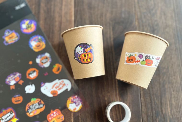 紙コップにハロウィンのシールを貼った写真