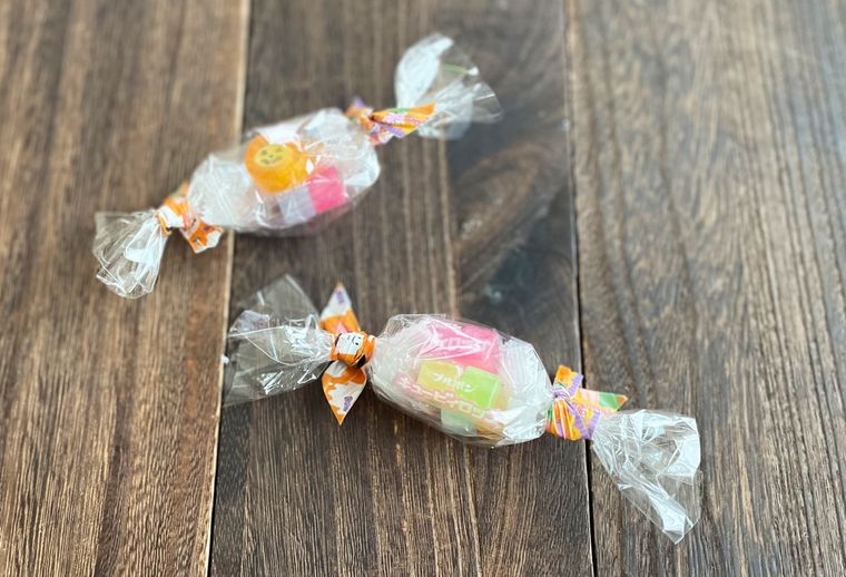 OPP袋でアメをラッピングした写真