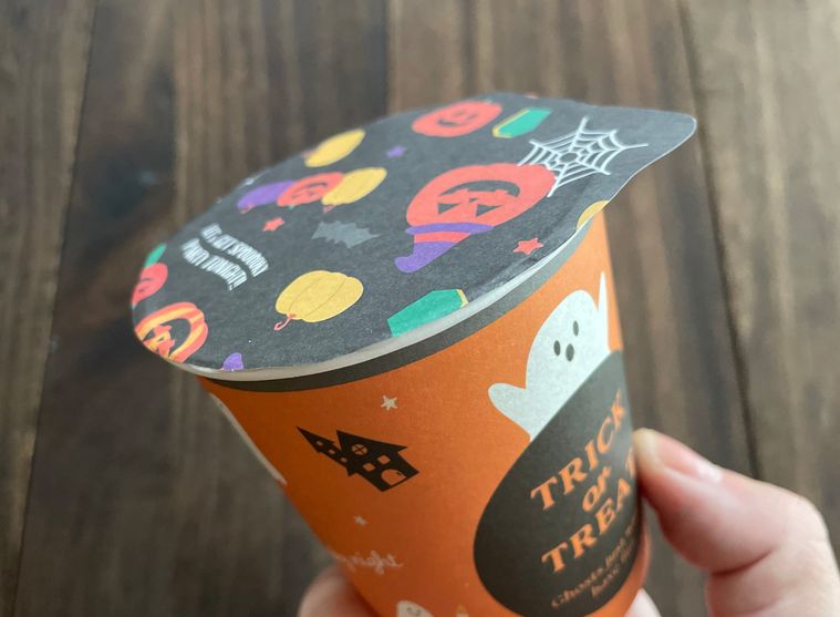 ハロウィン風に仕上げた蓋付き紙コップラッピング