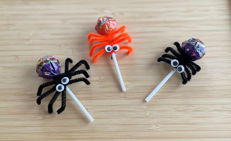 棒キャンディをクモのようにラッピングした写真