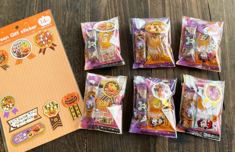 テーブルの上に小分けラッピングしたお菓子を並べた写真