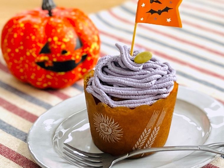 カルディのモンブランホイップクリーム 紫芋フレーバーをマフィンに絞った様子