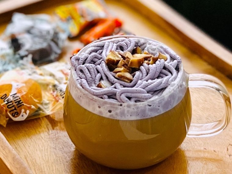 カルディのモンブランホイップクリーム 紫芋フレーバーをラテに絞った様子