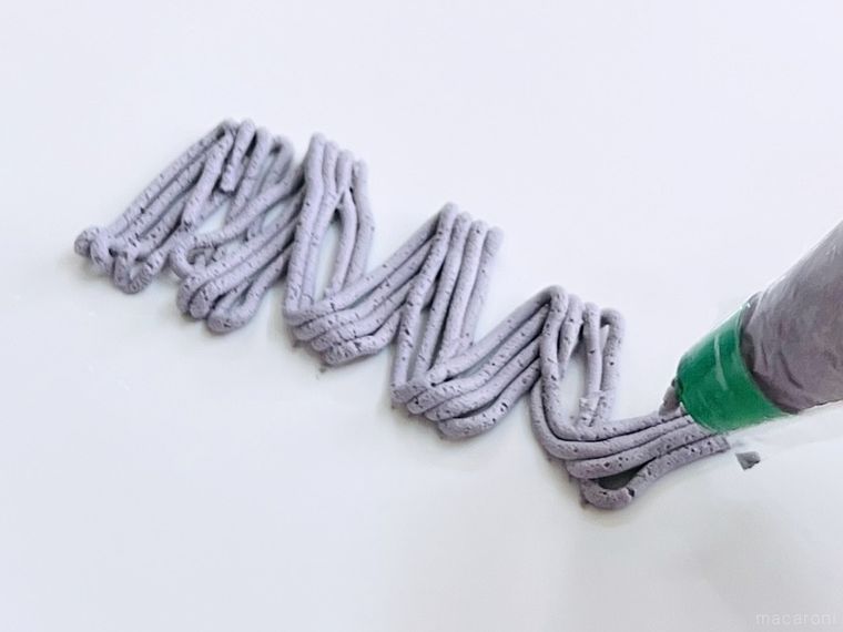 カルディのモンブランホイップクリーム 紫芋フレーバーを絞っている様子