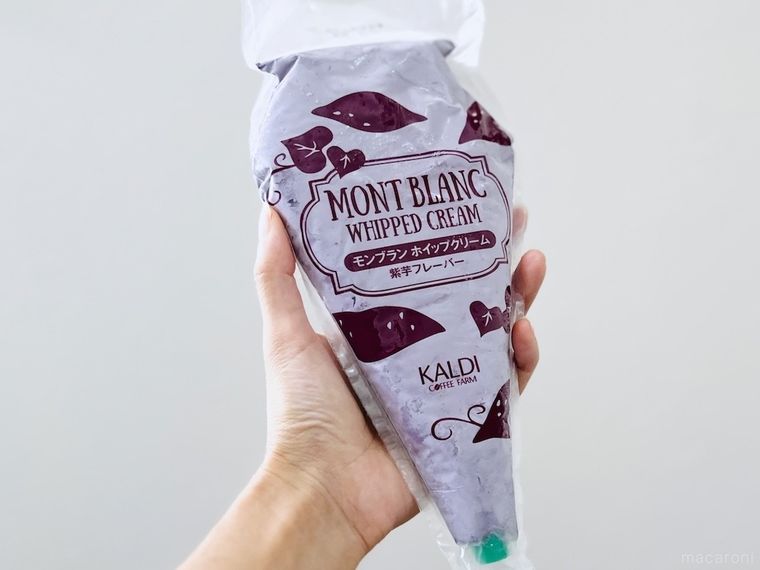 カルディのモンブランホイップクリーム 紫芋フレーバーを手で持っている様子