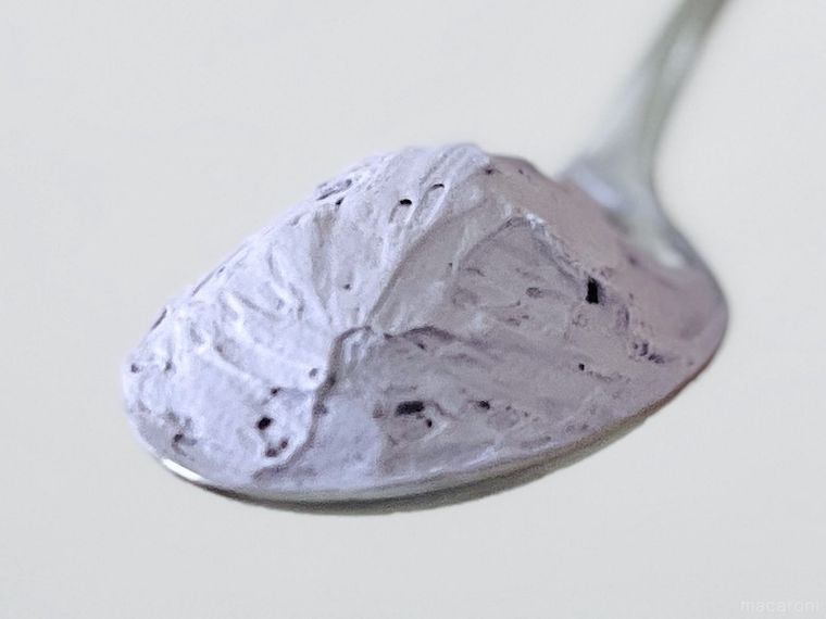 カルディのモンブランホイップクリーム 紫芋フレーバーをスプーンにのせた様子