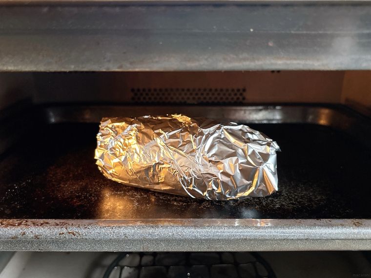 オーブンでさつまいもを焼く様子