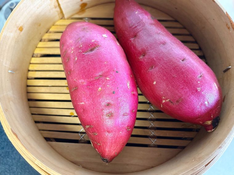 せいろでさつまいもを蒸す様子