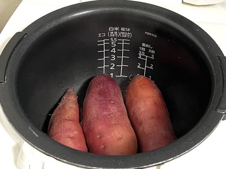 炊飯器でさつまいもを蒸した様子