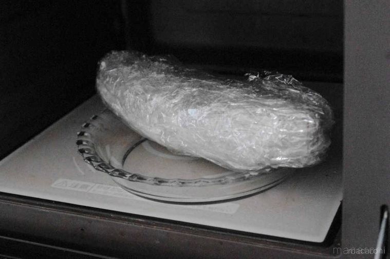 電子レンジでさつまいもを蒸す様子