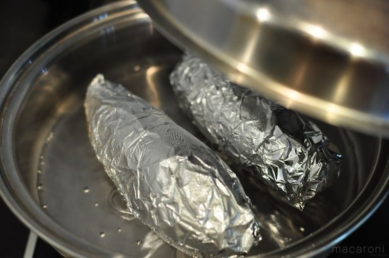 フライパンでさつまいもを蒸す様子