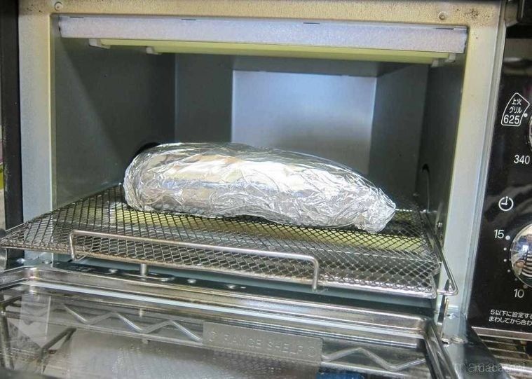 トースターでさつまいもを焼く様子