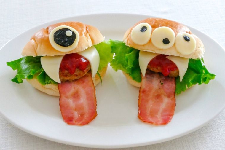 かわいいモンスターのロールパンサンド