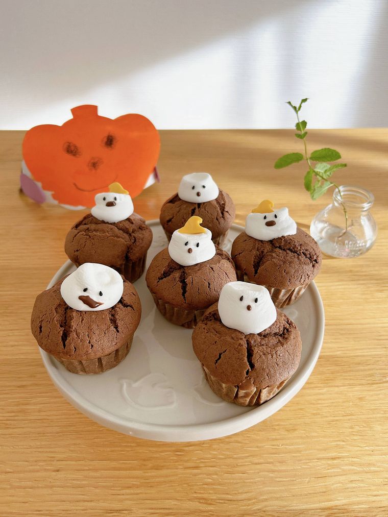 チョコカップケーキの上にとろけたマシュマロがのっています