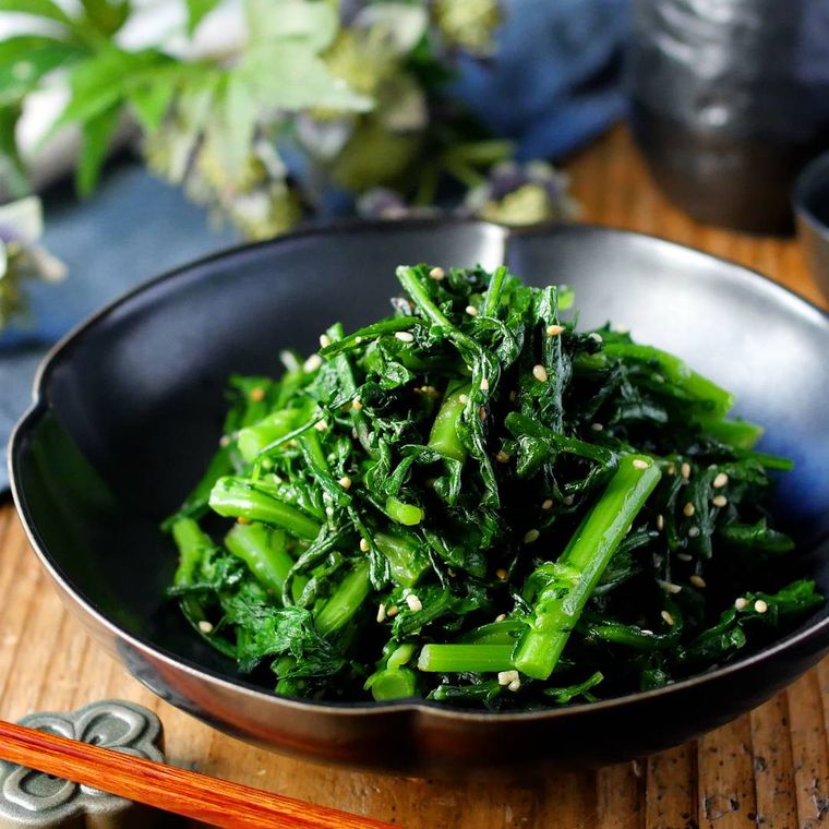 黒い小鉢に盛り付けた春菊のナムル