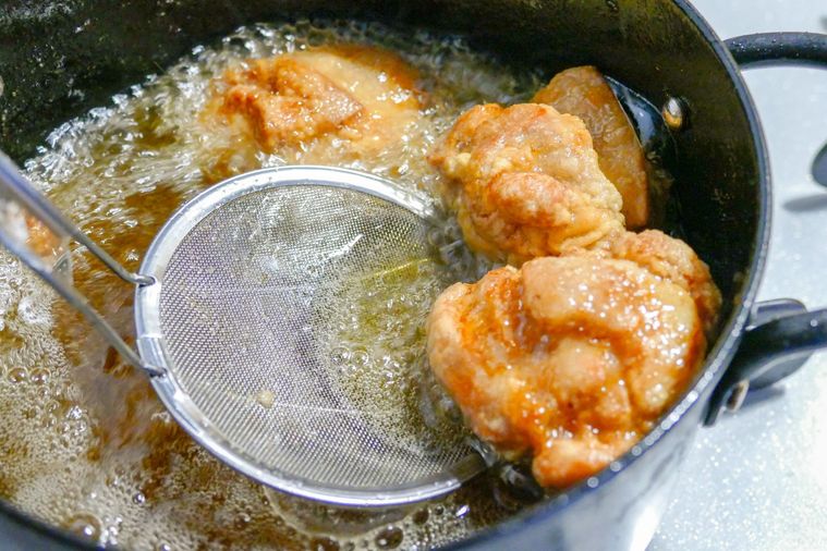 唐揚げを揚げている様子