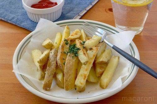 白い皿に盛り付けたフライドポテト