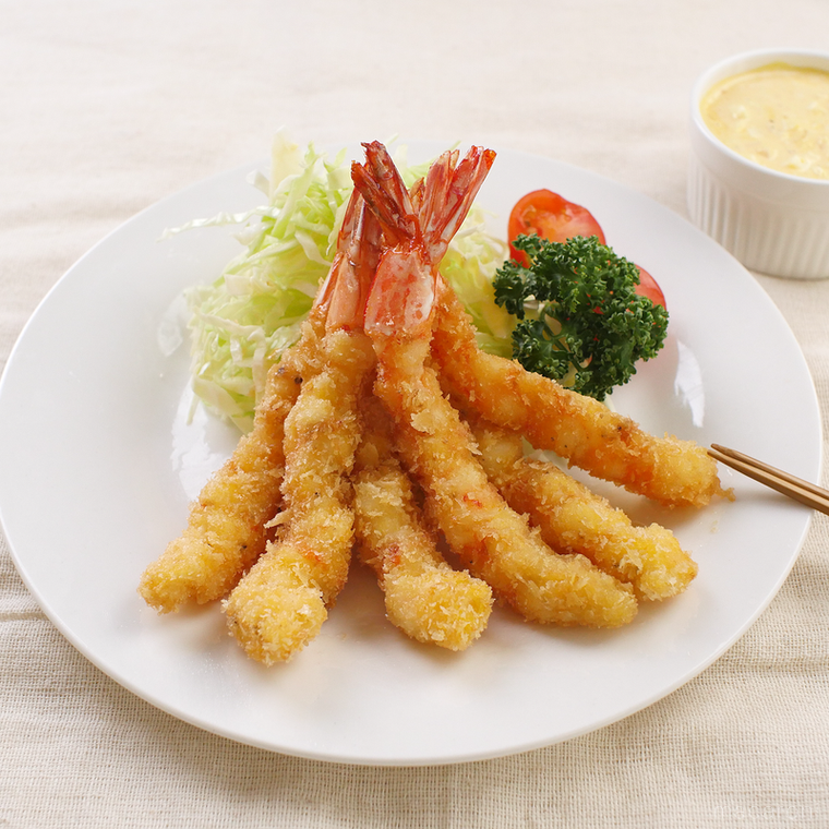 白い皿に盛り付けたエビフライ