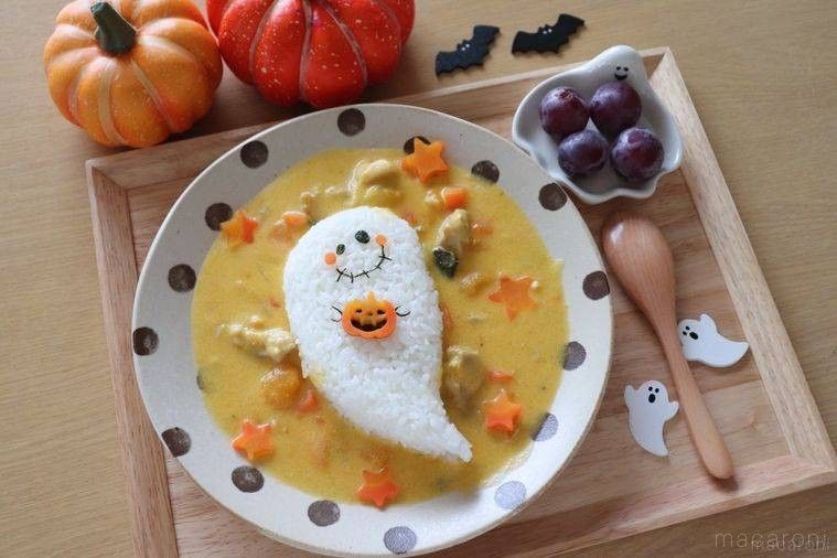 白い皿に盛り付けたおばけのかぼちゃシチュー