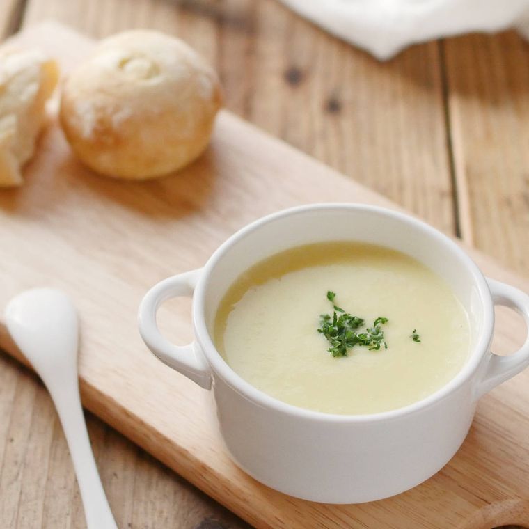 スープカップに入ったさつまいもとりんごのポタージュ