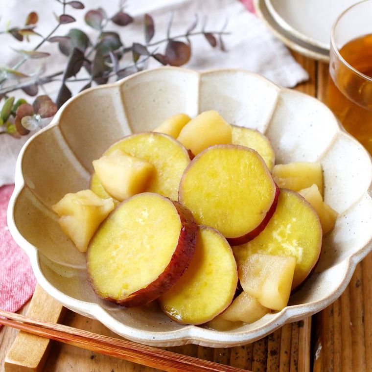 花型の皿に盛り付けたさつまいもとりんごの甘煮