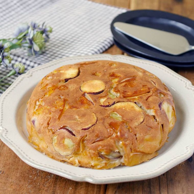 白い洋食器に盛り付けたさつまいもとりんごの炊飯器ケーキ