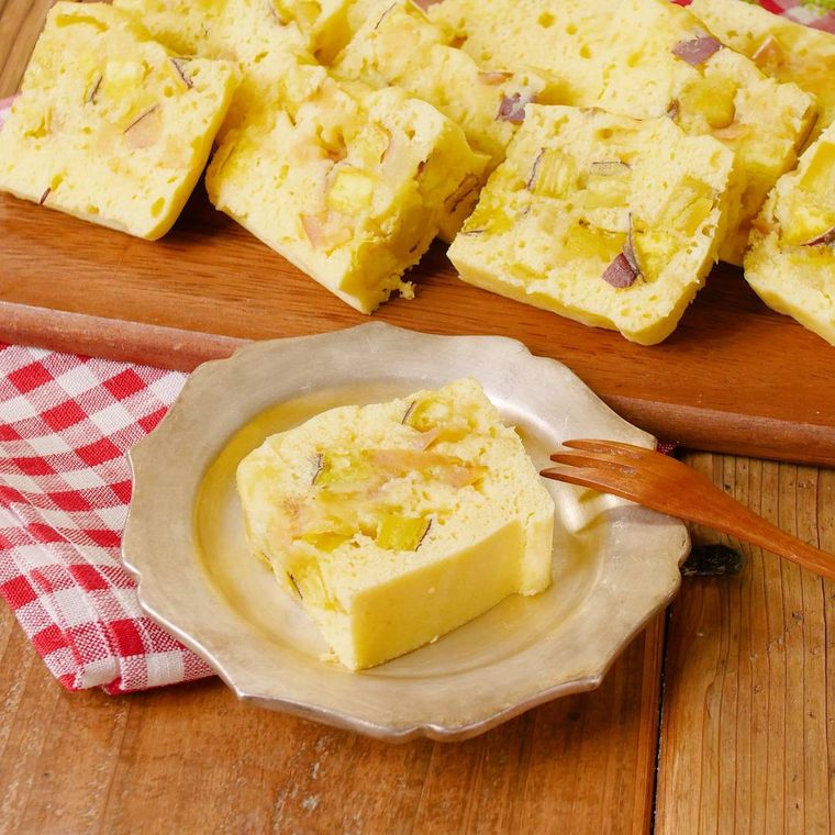 小皿に盛り付けたさつまいもとりんごの蒸しパン