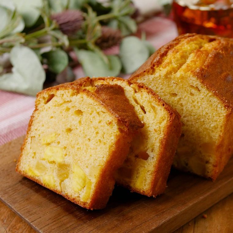 木製ボードに並べたさつまいもとりんごのパウンドケーキ