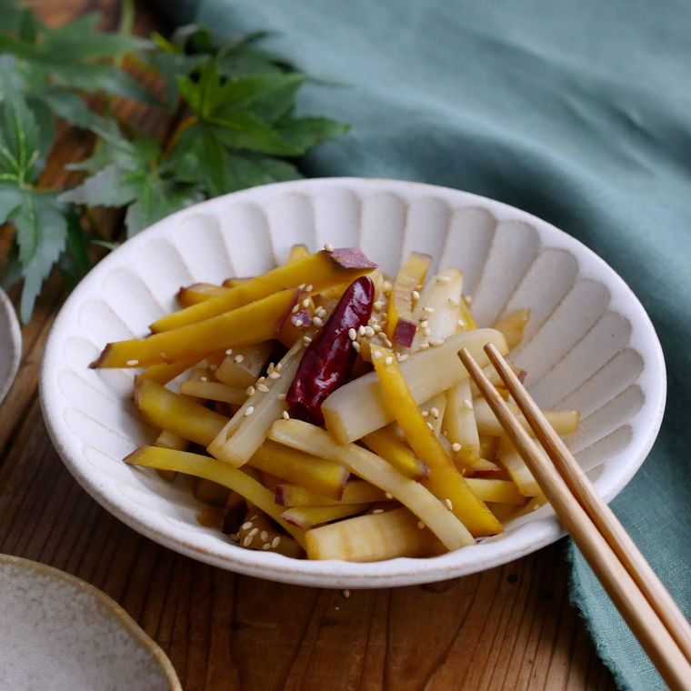 白い器に盛り付けたさつまいもとれんこんのきんぴら