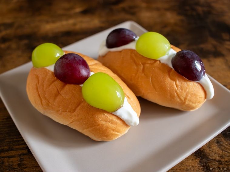 フジッコリッチモの上にマスカットとぶどうをのせたフルーツドッグ