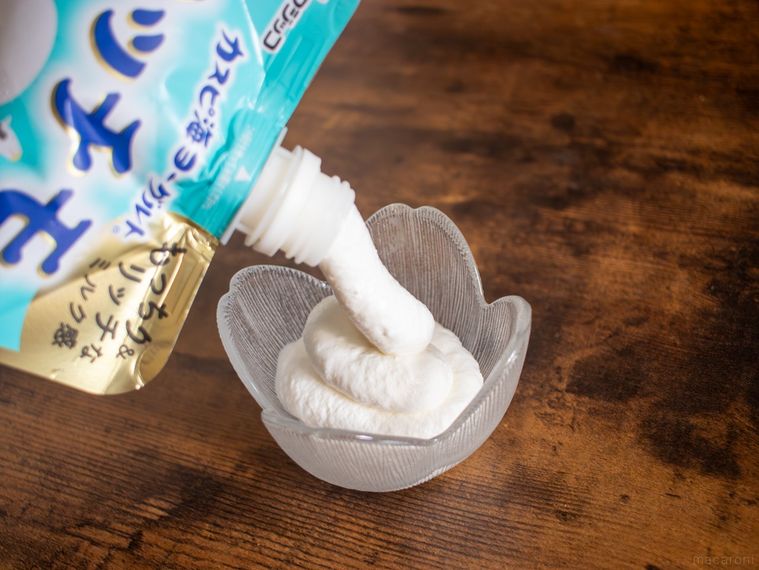 フジッコリッチモをガラスの器に盛り付けている様子