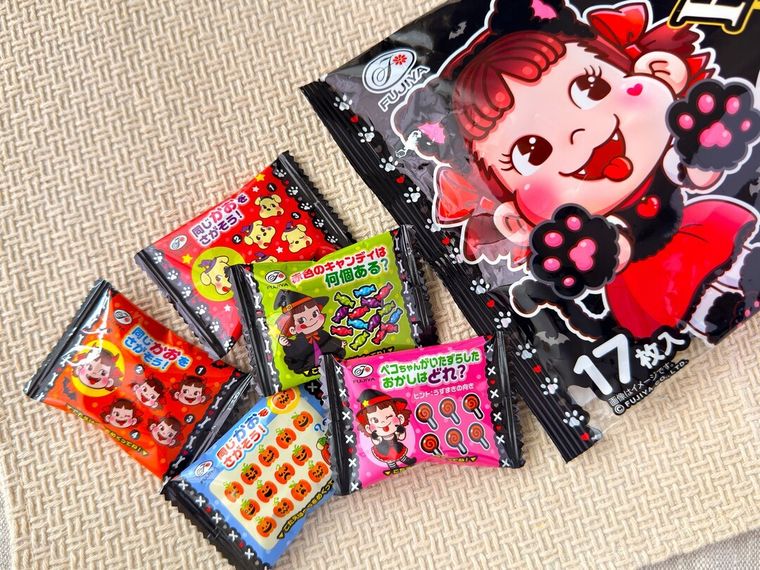 パッケージからハロウィンブラックハートチョコレート袋を取り出している様子