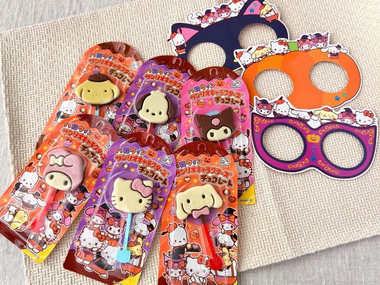 パッケージから取り出したハロウィンサンリオキャラクターズチョコレートとお面が置かれている様子