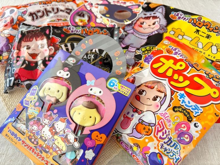 ハロウィンブラックハートチョコレート袋とハロウィンサンリオキャラクターズチョコレートなどのパッケージ