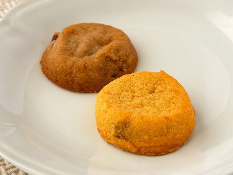 2種類のハロウィンカントリーマアムバニラパンプキンタルトが皿に盛り付けられている様子