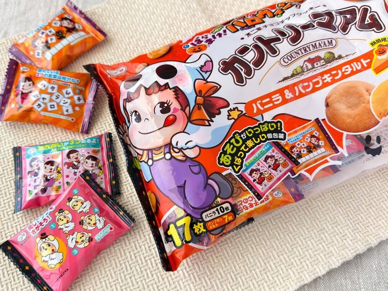 パッケージからハロウィンカントリーマアムバニラパンプキンタルトを取り出している様子