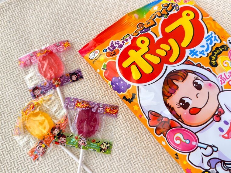 パッケージからハロウィンポップキャンディ袋を取り出している様子