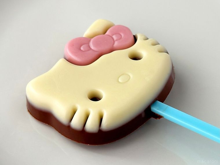 白皿にのったハロウィンサンリオキャラクターズチョコレートのキティちゃん