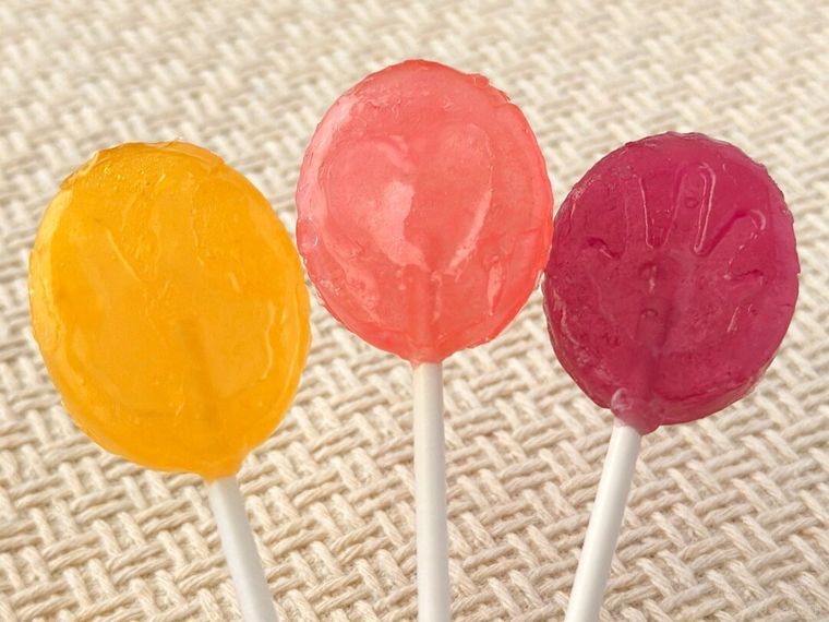 3種類のハロウィンポップキャンディ袋を持っている様子