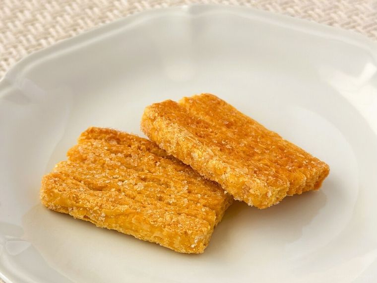 2枚のハロウィンホームパイバターパンプキンラテが皿に盛り付けられている様子