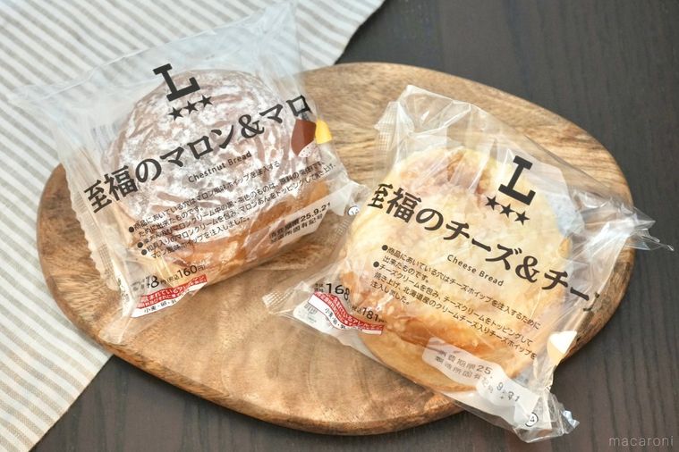 木のカッティングボードにのったマロンクリームとチーズクリームがトッピングされた菓子パンとストライプの布